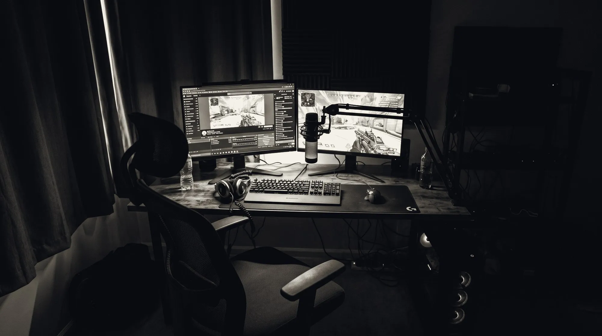 El puesto de streaming de KANNEDA en penumbra, con las pantallas encendidas