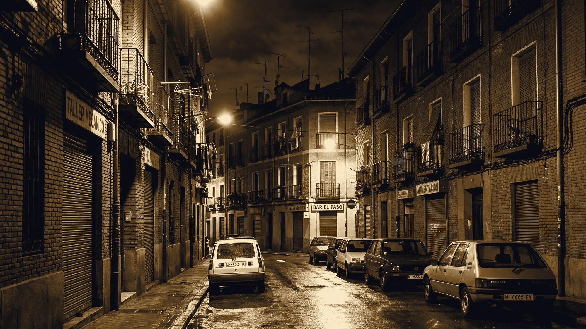 Calle de Vallecas de noche en los años 90, con las persianas bajadas y la luz naranja de las farolas